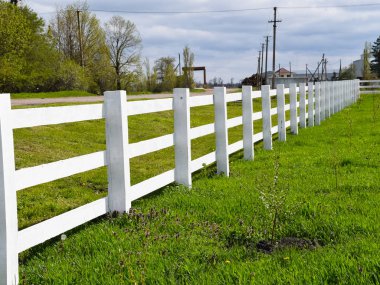 Çiftlik etrafında beyaz ahşap çit