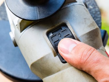 İş el değirmenleri ve parmak tetikte tutar