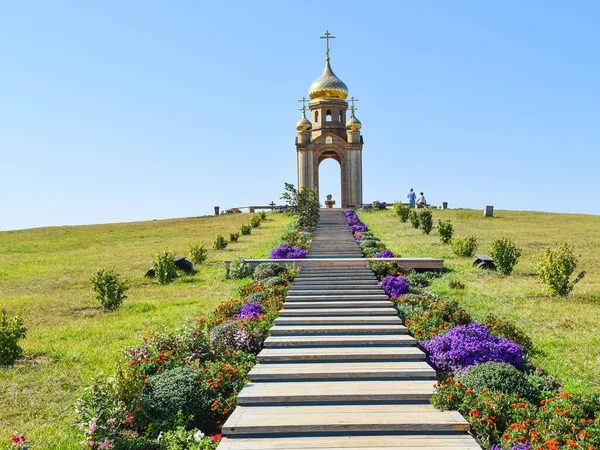 Capela ortodoxa numa colina. Tabernáculo na aldeia cossaca de — Fotografia de Stock