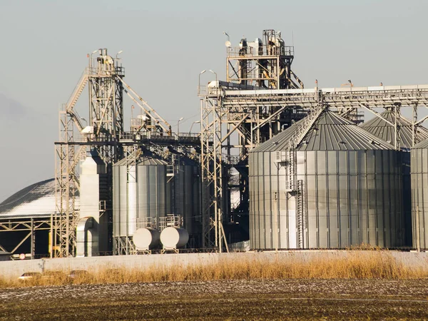 Fabriek voor het drogen en de opslag van graan — Stockfoto