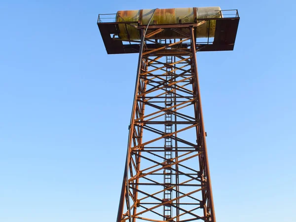 Torre de água enferrujada — Fotografia de Stock