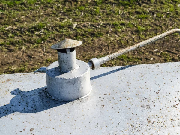 Válvula de seguridad en el depósito con un tubo para drenar el líquido —  Fotos de Stock