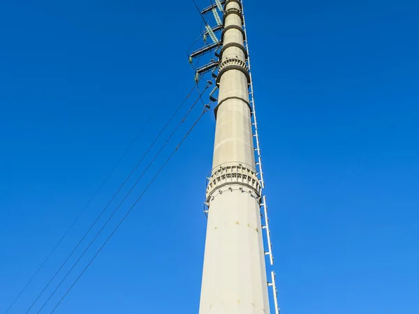 Támogatja a nagyfeszültségű távvezetékek ellen a kék ég — Stock Fotó