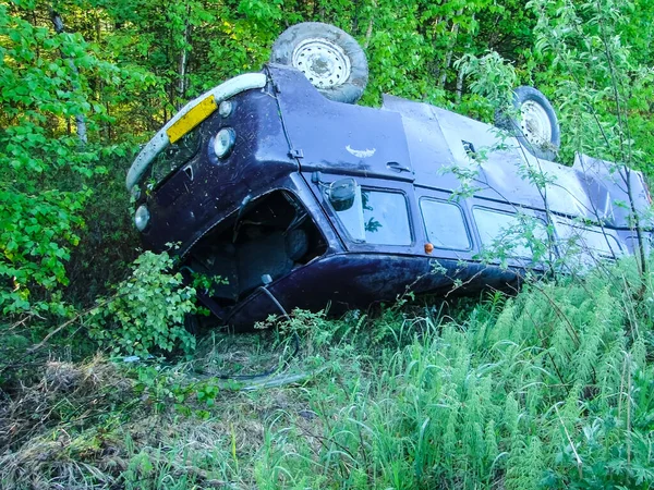 車の事故の結果として溝の下に移動します。 — ストック写真