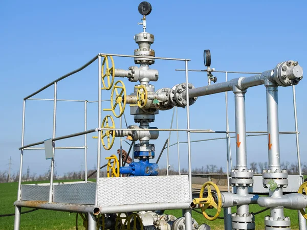 El equipo y las tecnologías en los campos petrolíferos. Pozo de petróleo — Foto de Stock