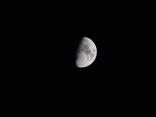 A lua no céu noturno — Fotografia de Stock