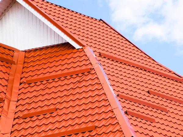 Taket av korrugerad plåt röd orange — Stockfoto