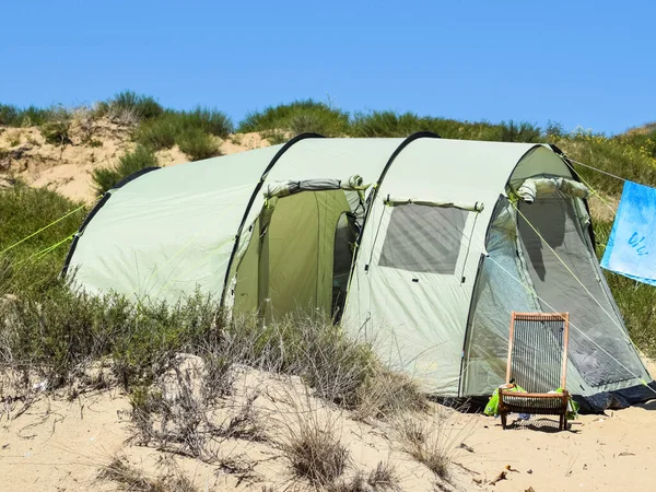 Tentes pliantes touristiques parmi la végétation côtière. La tente est mode — Photo