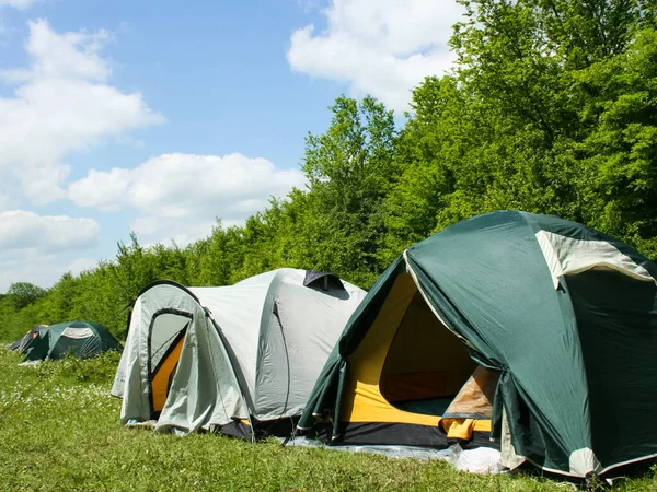 Turist çadır kamp alanında ormandaki — Stok fotoğraf