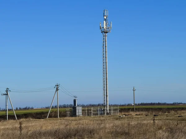 Башня для передачи сотовых сигналов — стоковое фото