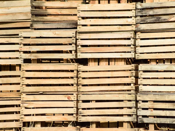 木盒堆叠在一起。仓库空木容器 — 图库照片