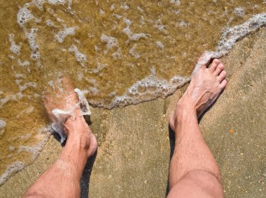 Bacaklar erkekler Denizi dalga deniz kum