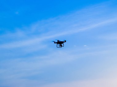 Quadrocopters siluet güneşin arka planı