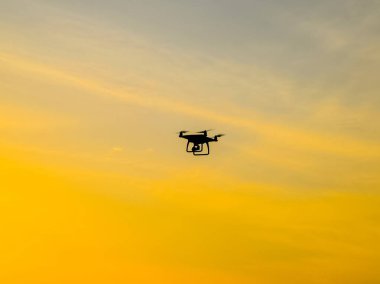 Quadrocopters siluet güneşin arka planı