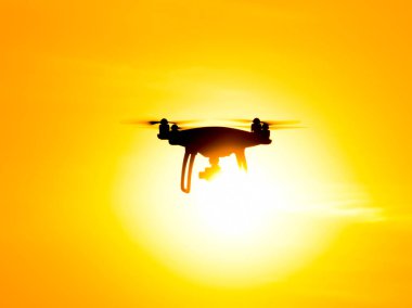 Quadrocopters siluet güneşin arka planı