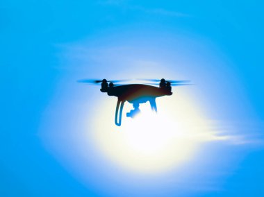 Quadrocopters siluet güneşin arka planı