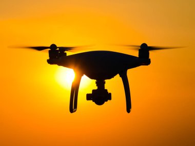 Quadrocopters siluet güneşin arka planı