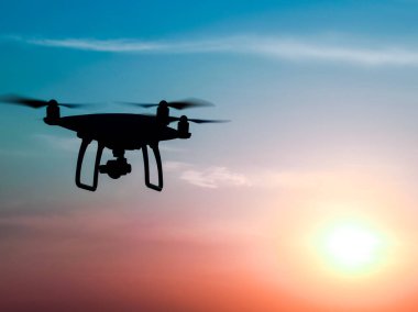 Quadrocopters siluet güneşin arka planı