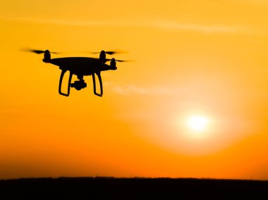 Quadrocopters siluet güneşin arka planı