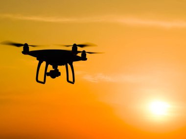 Quadrocopters siluet güneşin arka planı