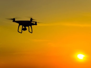 Quadrocopters silüeti günbatımı arka plana karşı. F