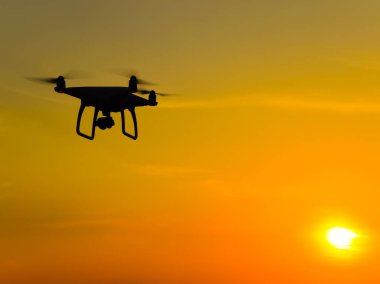 Quadrocopters silüeti günbatımı arka plana karşı. F