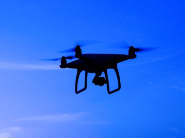 Quadrocopters silüeti günbatımı arka plana karşı. F