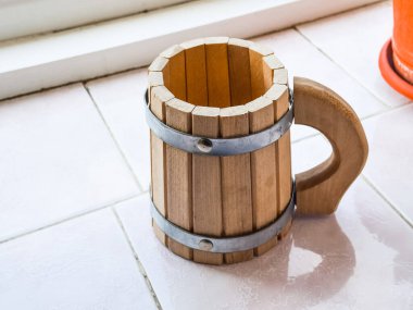 Davul biçiminde dekoratif kap. Ahşap kupa bira