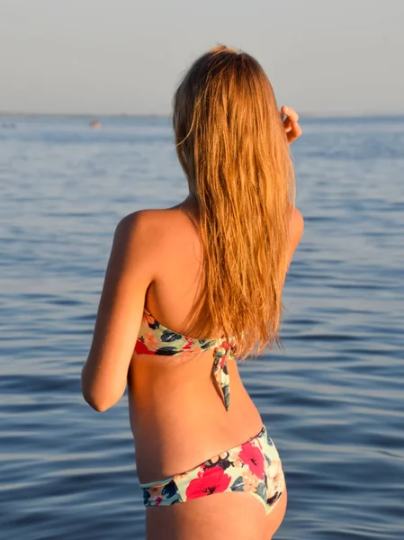 Menina loira em um biquíni em pé na água do mar. Lindo youn — Fotografia de Stock