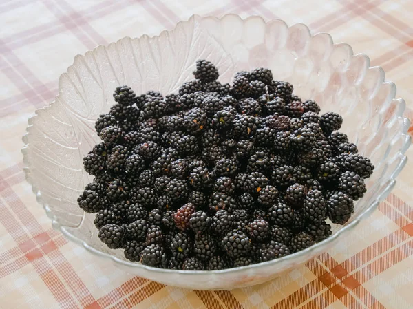 Płyta z jagodami czarnymi jeżynami. Owoce jagody na karcie — Zdjęcie stockowe