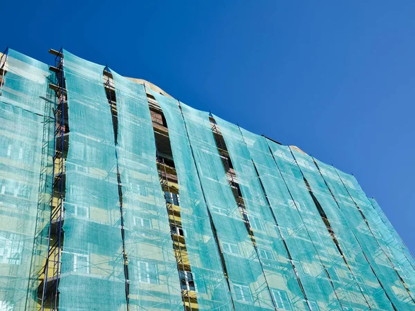 Сетка безопасности в недавно построенном высотном здании — стоковое фото