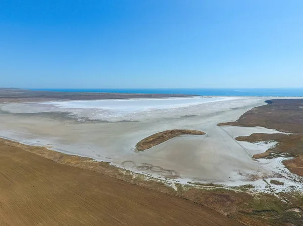 Соленое солёное озеро на побережье Азовского моря. Бывший эстуарий. Посмотреть fro — стоковое фото