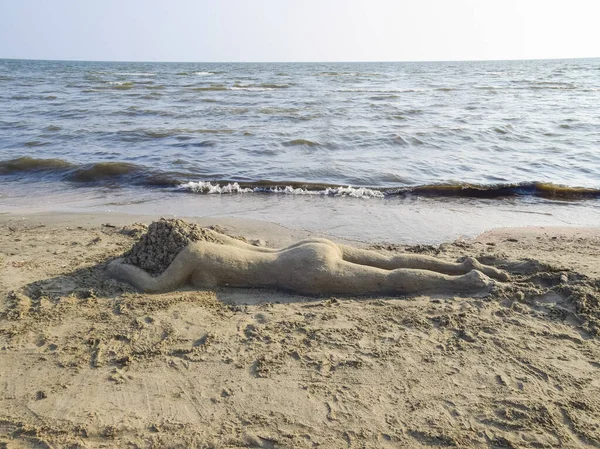 Девушка с песка — стоковое фото