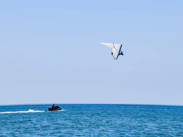 Trike, flyger i himlen med två personer — Stockfoto