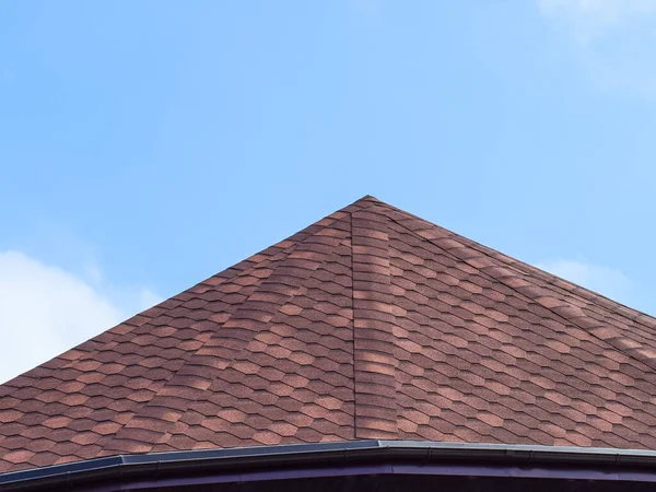Telha metálica decorativa em um telhado. Tipos de um telhado de telhados — Fotografia de Stock