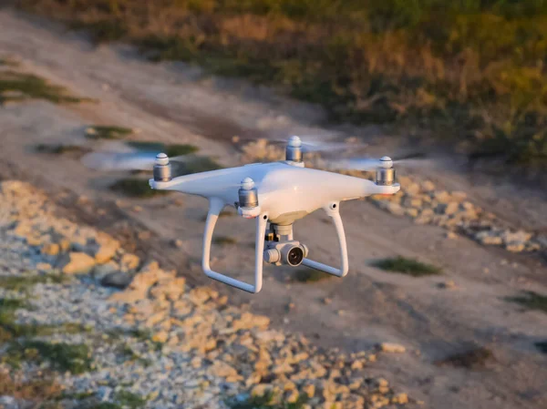 Drone, svävar över marken Royaltyfria Stockfoton
