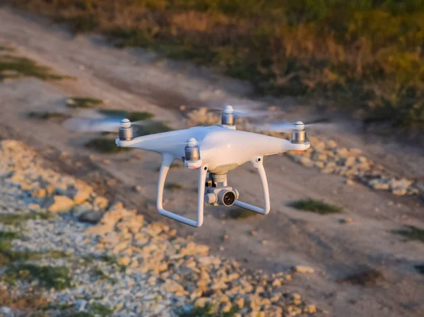 El dron, flotando sobre el suelo Fotos De Stock Sin Royalties Gratis