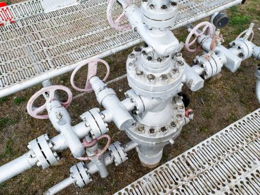 Bir petrol kuyusu donatım