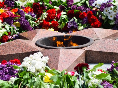 Ona atanmış çiçeklerle ebedi alev