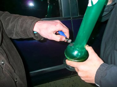 Bir nargilede sigara çakmağı. Sigara içiyorum. Tüttürmek