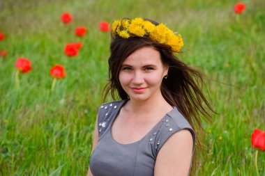 Bir kızla dandelions başında bir çelenk. Güzel peri