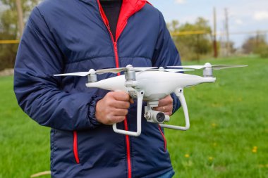 Quadrocopter onun elinde olan bir adam. Beyaz bir dron p ediliyor