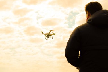 Bir adam elinde bir uzaktan kumanda ile. Uçuş kontrol