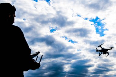 Bir adam elinde bir uzaktan kumanda ile. Uçuş kontrol