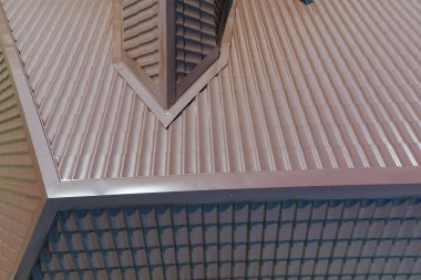 Evin çatısından yukarıdan bir manzara. Korugatın çatısı