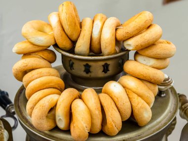 A bohça-in simit üzerinde bir semaver