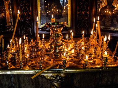 Simgeler Chapel yakınındaki bir stand mumlar yanan.