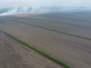 Buğday ürün hasat sonra alanları yanan saman