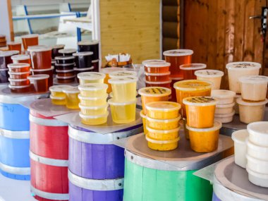 Balla karşılık ver. Kutularda farklı bal çeşitleri. Fahişe satışı.