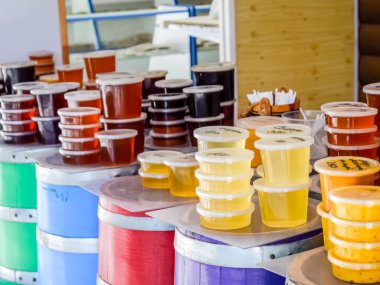 Balla karşılık ver. Kutularda farklı bal çeşitleri. Fahişe satışı.